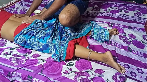 दोस्त की माँ ने पीठ मालिश के बहाने से चूत चुदाई - साफ हिंदी आवाज में   XXX Sex